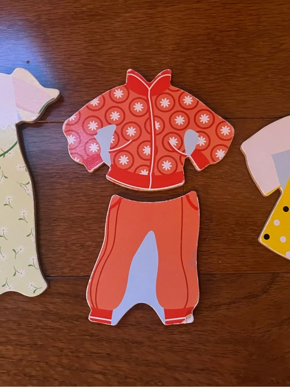 Melissa & Doug Magnetic Dress up Maggie Leigh Wooden doll & Clothing